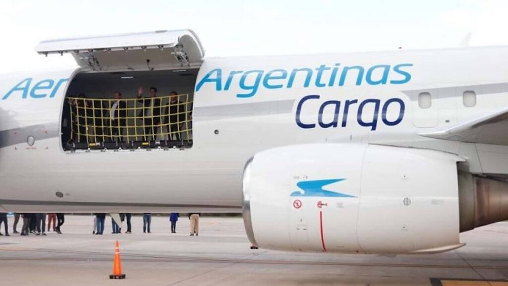 ourier en Argentina y operaciones de carga en Ezeiza.