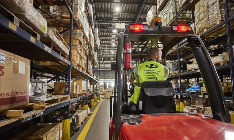 Operatoria de courier en Argentina en terminal de carga aérea.