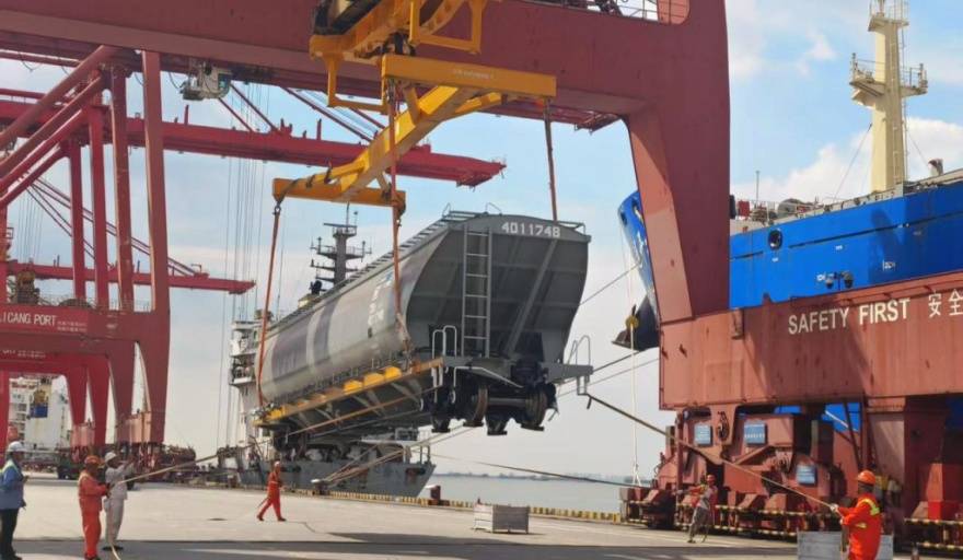 Nuevos vagones graneleros chinos llegando a Argentina para transporte ferroviario