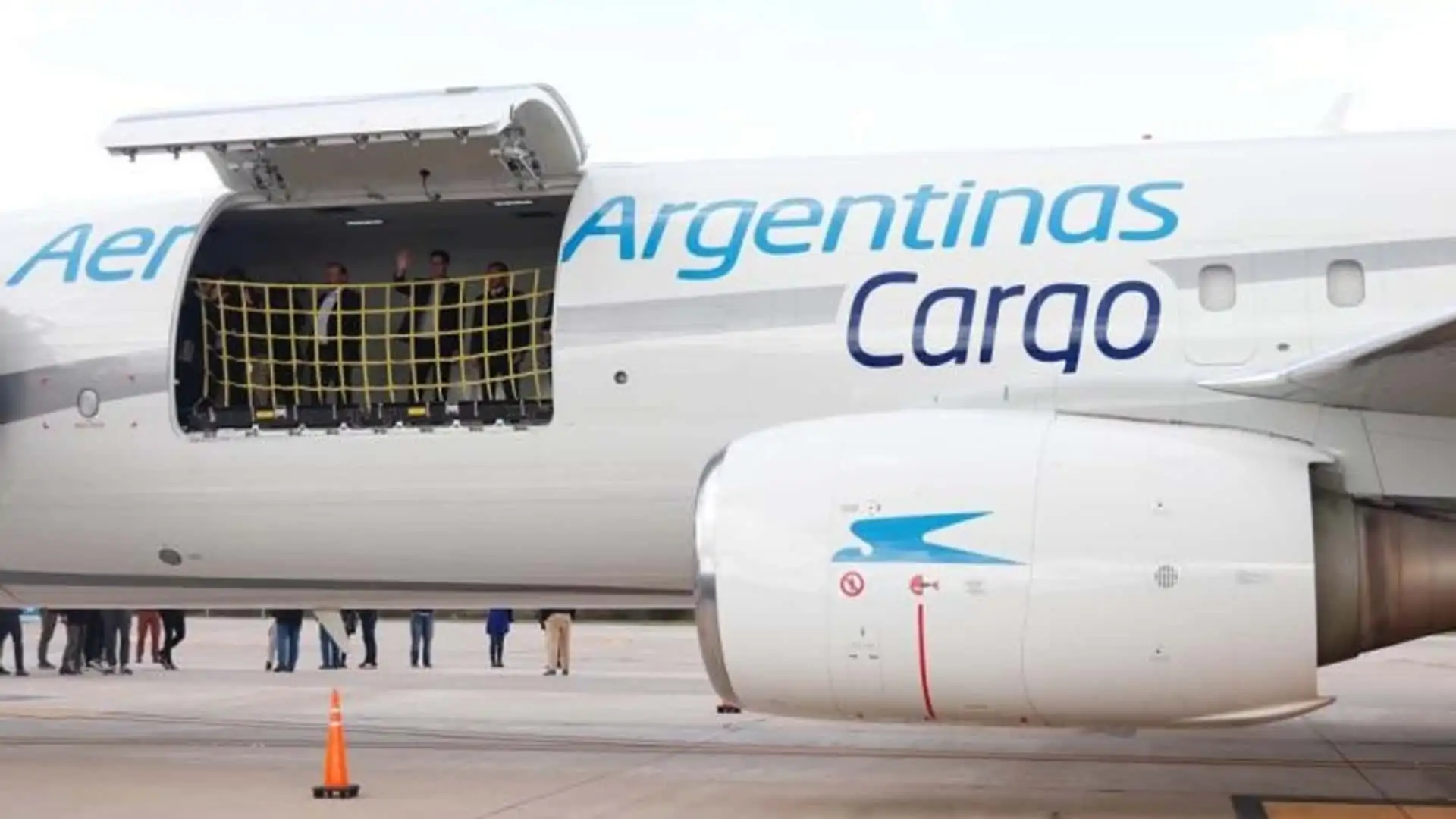 Avión de Aerolíneas Argentinas CARGO con su bodega abierta durante una operación de carga en aeropuerto argentino