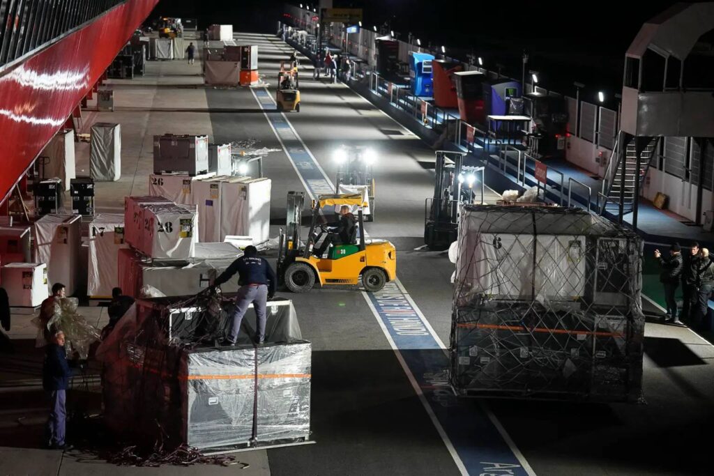 Avión de carga descargando materiales del MotoGP en Tucumán
