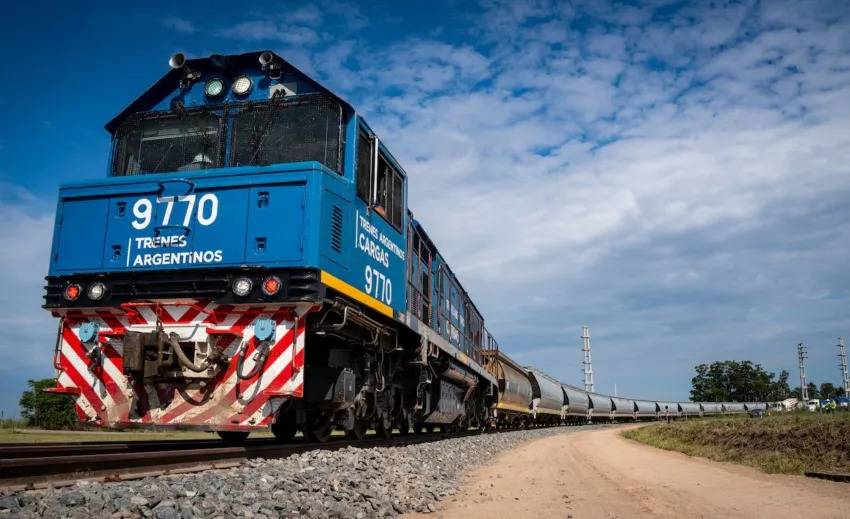 Tren de cargas de Belgrano Cargas en plena operación ferroviaria