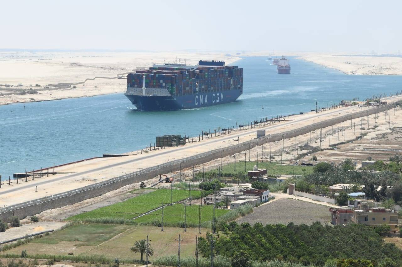 Canal de Suez con buques portacontenedores de CMA CGM retomando la ruta comercial