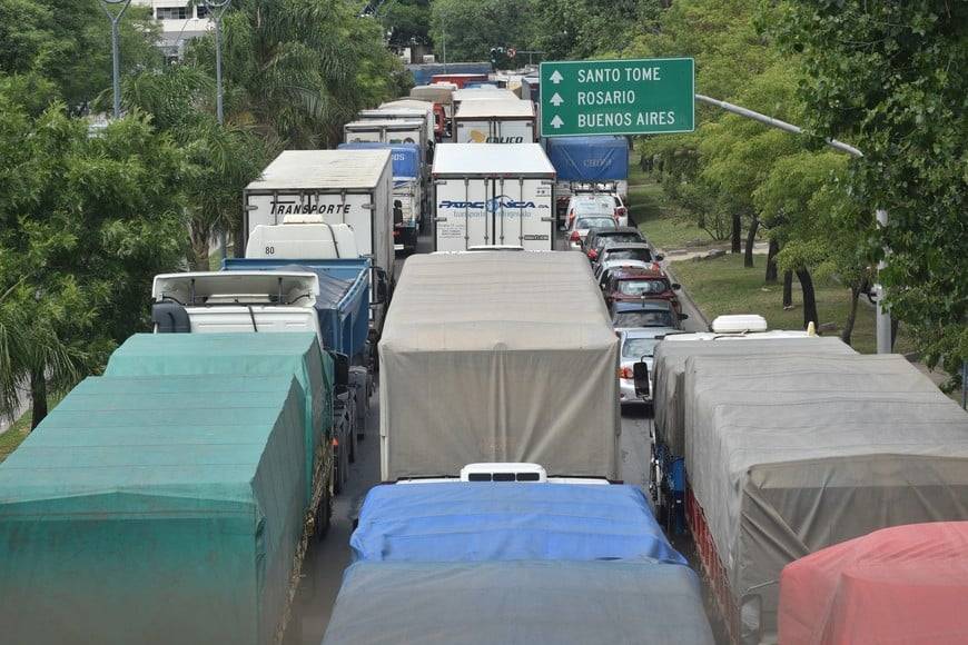 Camiones a puertos cerealeros en el Gran Rosario tras la quita de retenciones.