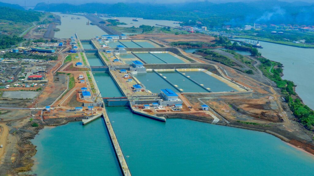 Canal de Panamá con barcos, disputa China y Estados Unidos