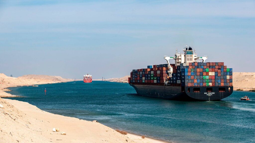 tráfico Canal de Suez con buques portacontenedores