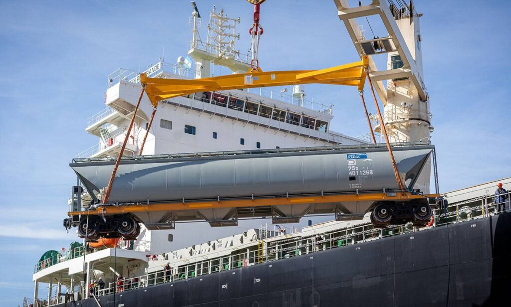 Recorrido de la Línea Belgrano con los nuevos vagones cerealero