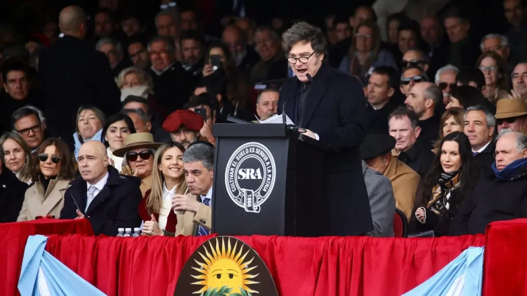 El presidente Javier Milei anunciando la baja de retenciones en la Exposición Rural