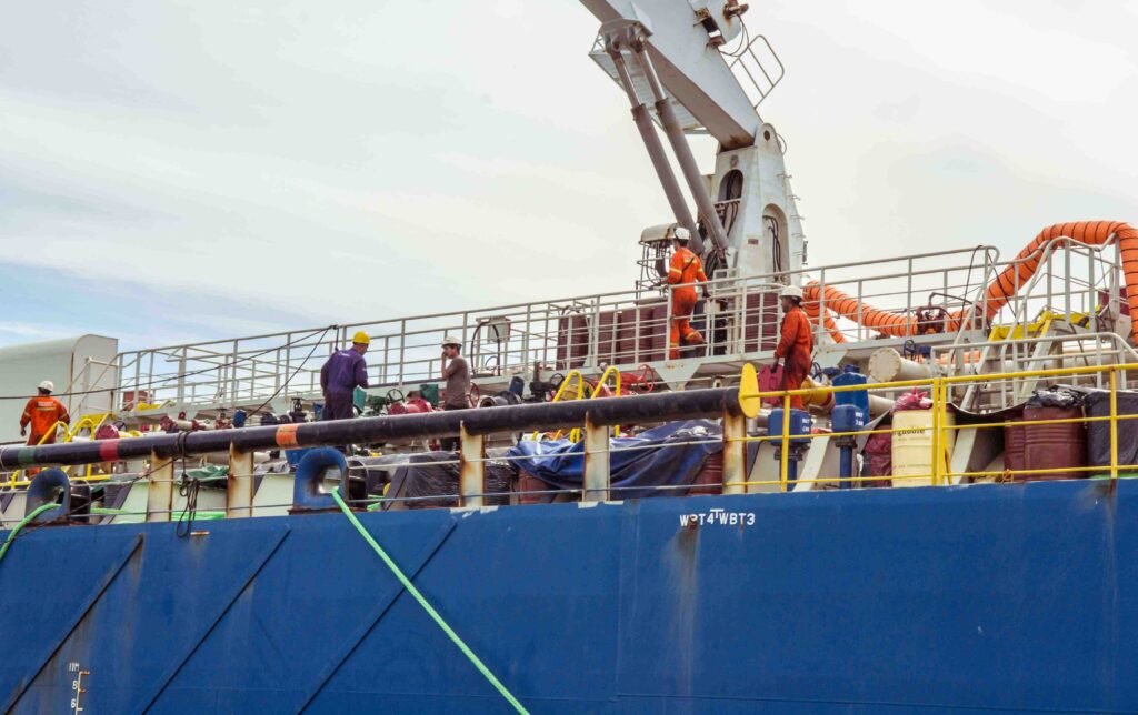 transporte marítimo y operación logística en puerto de carga