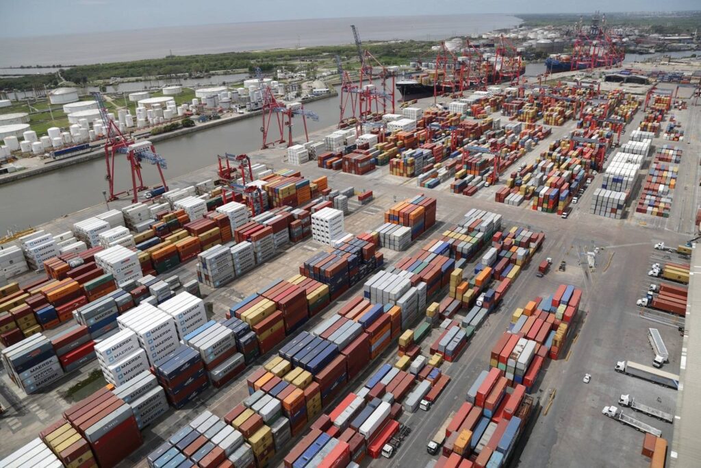 Transporte de contenedores por camión hacia canal acceso a Dock Sud