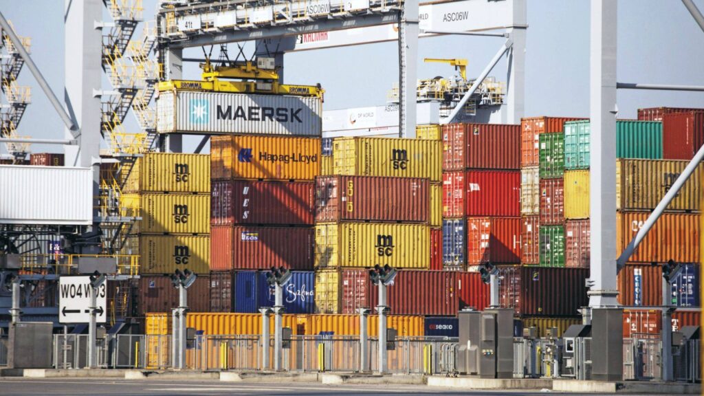 Logística portuaria argentina en actividad con contenedores