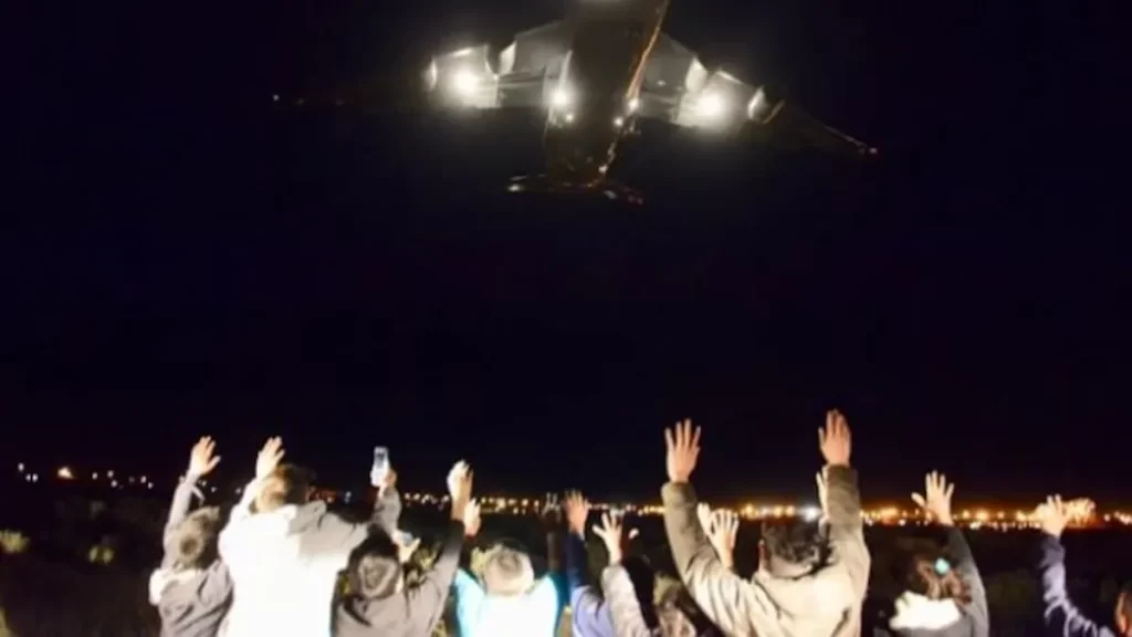 Multitud observando el Antonov desde el cerco perimetral del aeropuerto