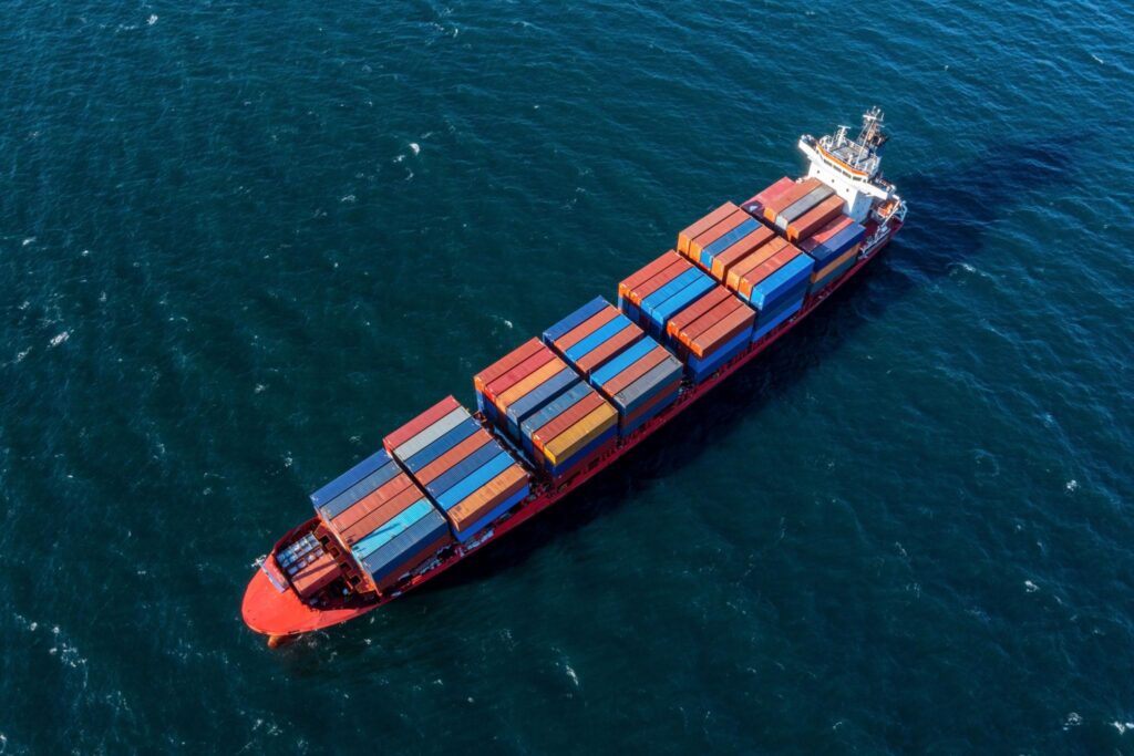 Buque portacontenedores afectado por retrasos marítimos y congestión en puertos asiáticos.