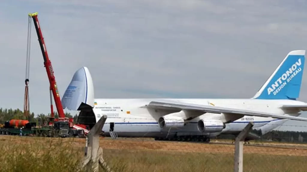 Operativo logístico con grúas y personal técnico descargando el Antonov en Argentina