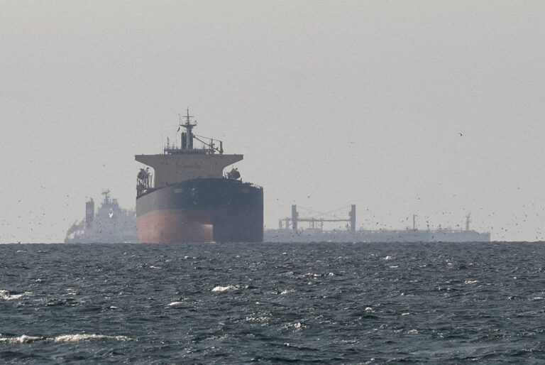 Buque tanque transitando por el Estrecho de Ormuz en una ruta clave para el comercio energético global