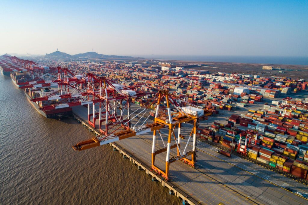 Congestión en puertos asiáticos y operaciones de contenedores en Shanghái.