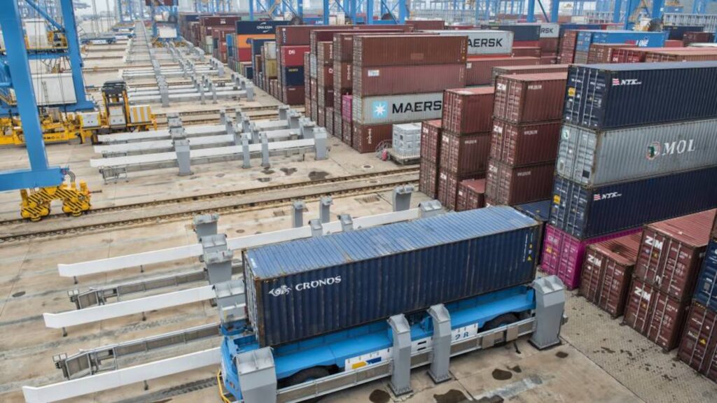 Puerto de Shanghái con terminal automatizada y grúas eléctricas