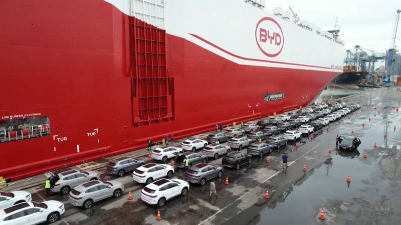 Buque BYD Shenzhen descargando vehículos en el Puerto de Itajaí