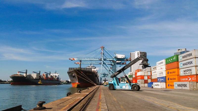 Vista aérea del Puerto de Itajaí con contenedores y grúas en operación