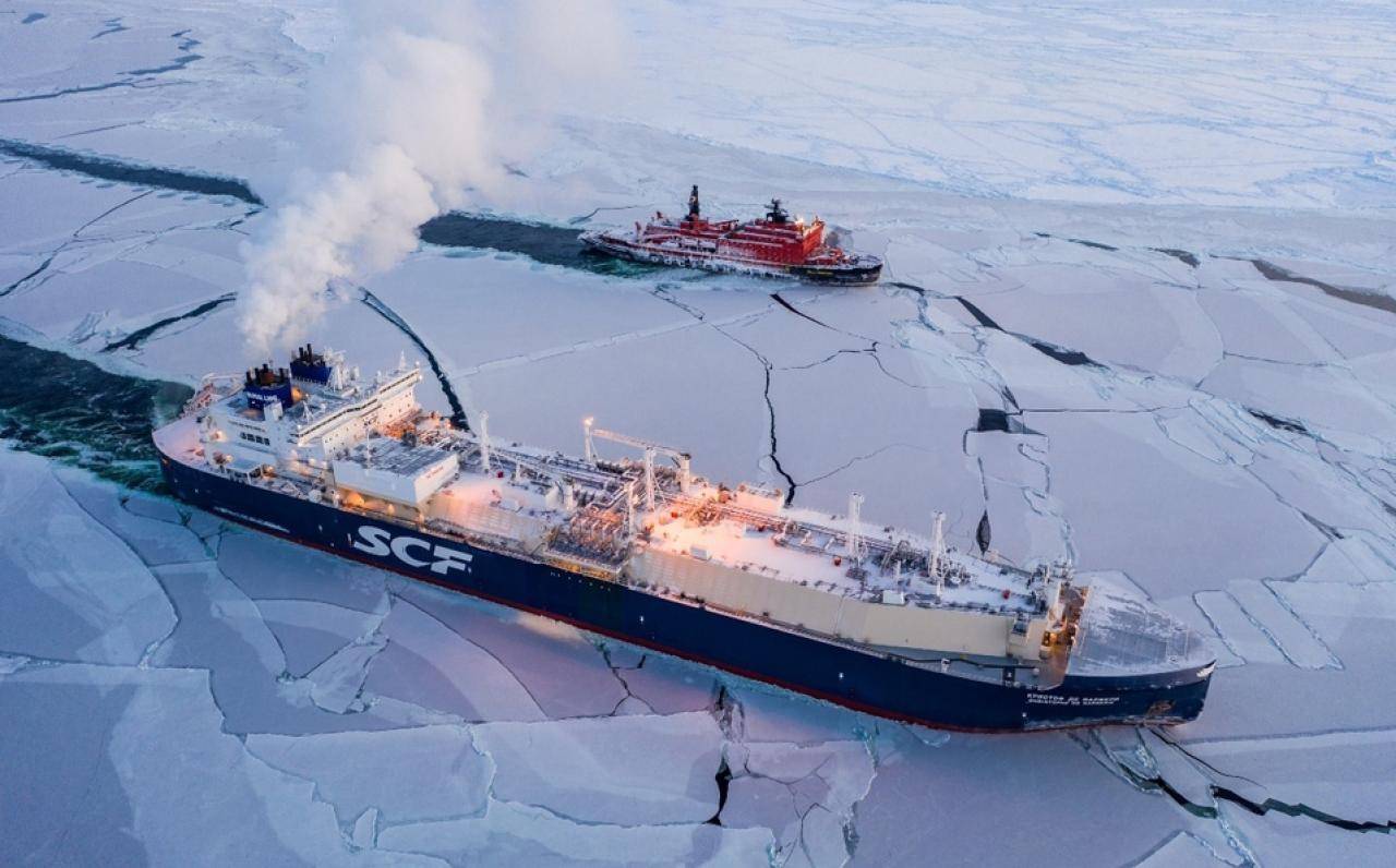 buque de carga en ruta exprés por el Ártico
