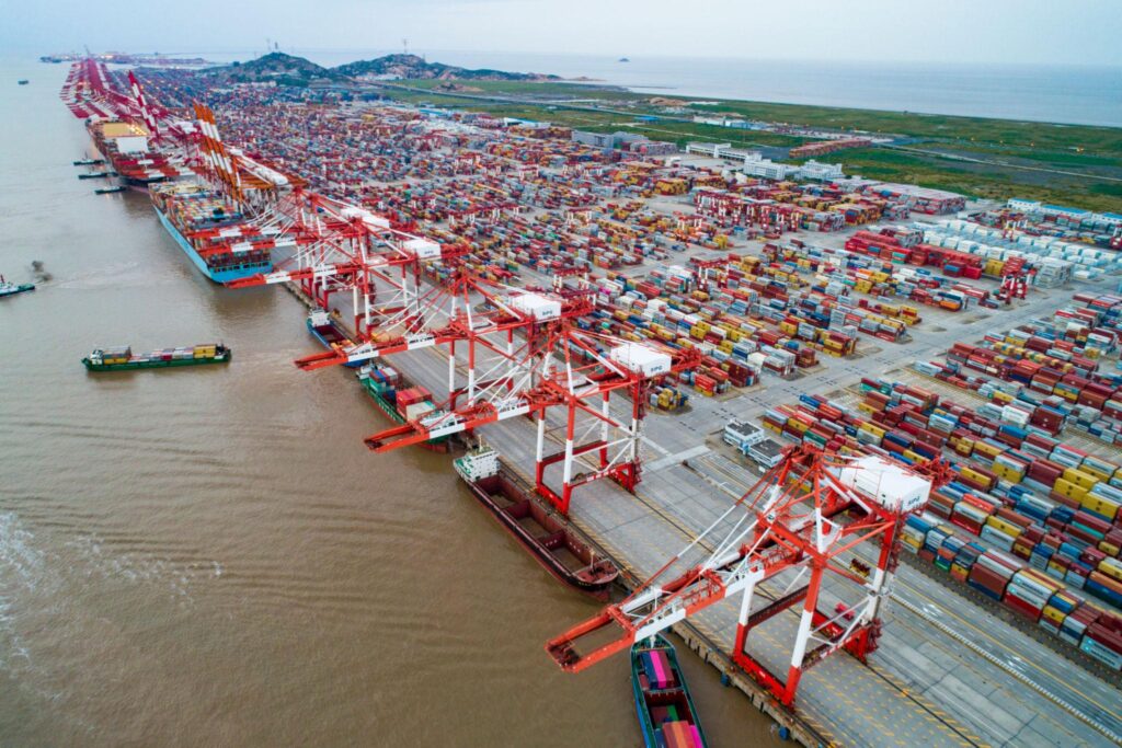 Congestión en puertos asiáticos con buques portacontenedores esperando en terminales de China.