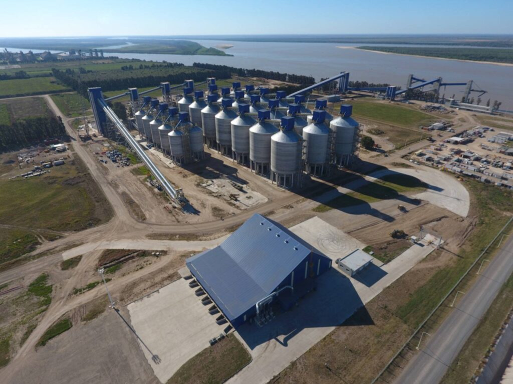 Puerto para la planta de soja ubicada sobre el río Paraná