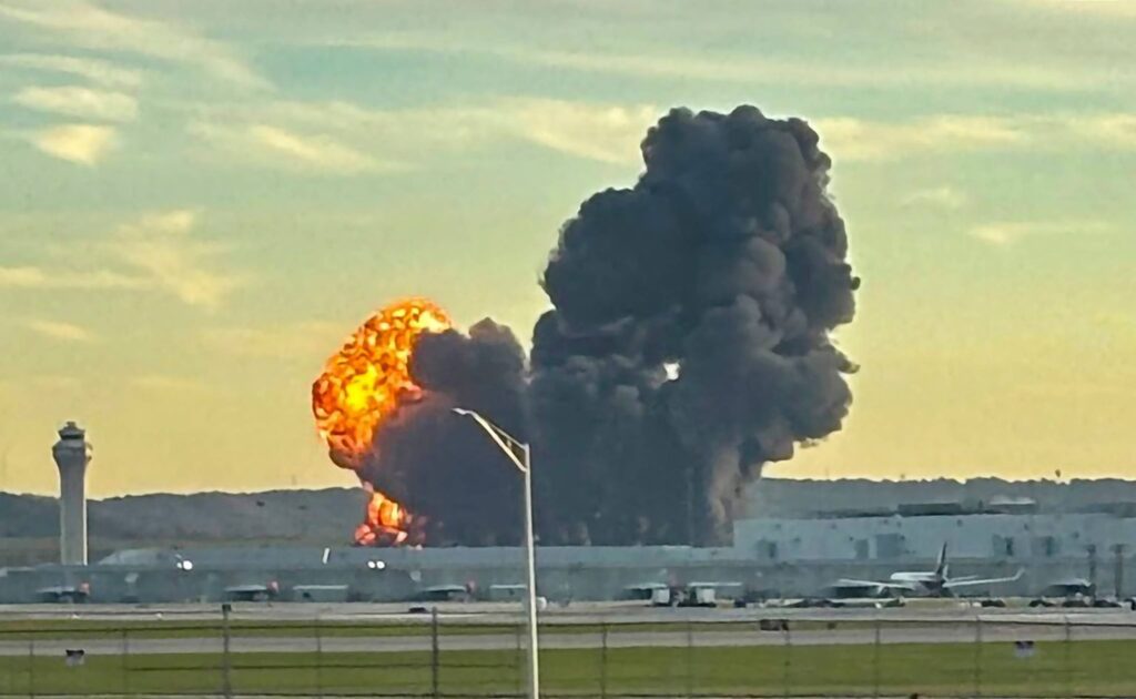 Bomberos de Louisville combaten el incendio tras el accidente del avión de UPS
