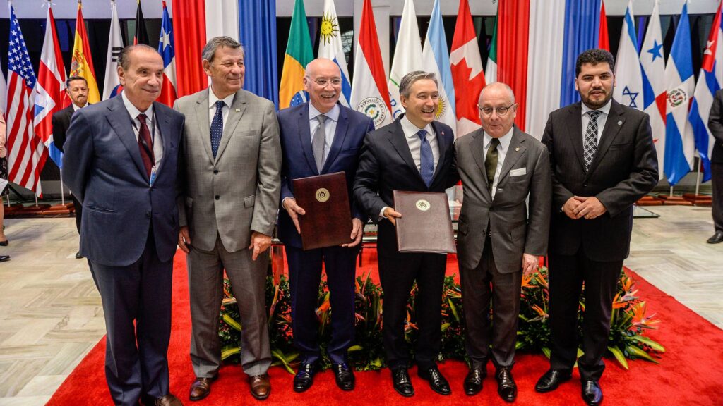Tratado Mercosur Canadá en una mesa de negociación regional