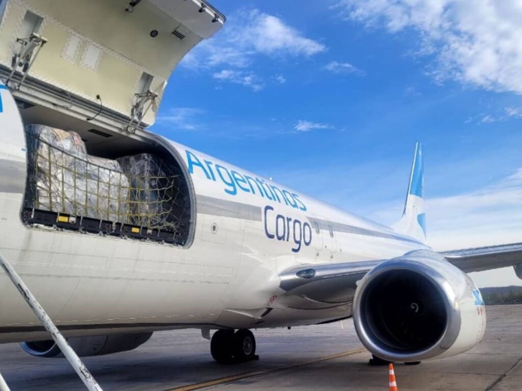 operación de carga aérea en hub internacional con capacidad restringida