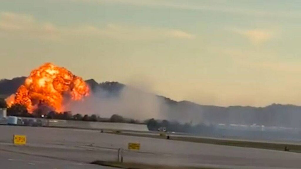 Incendio y columna de humo tras el accidente del avión de UPS en Louisville, Kentucky.