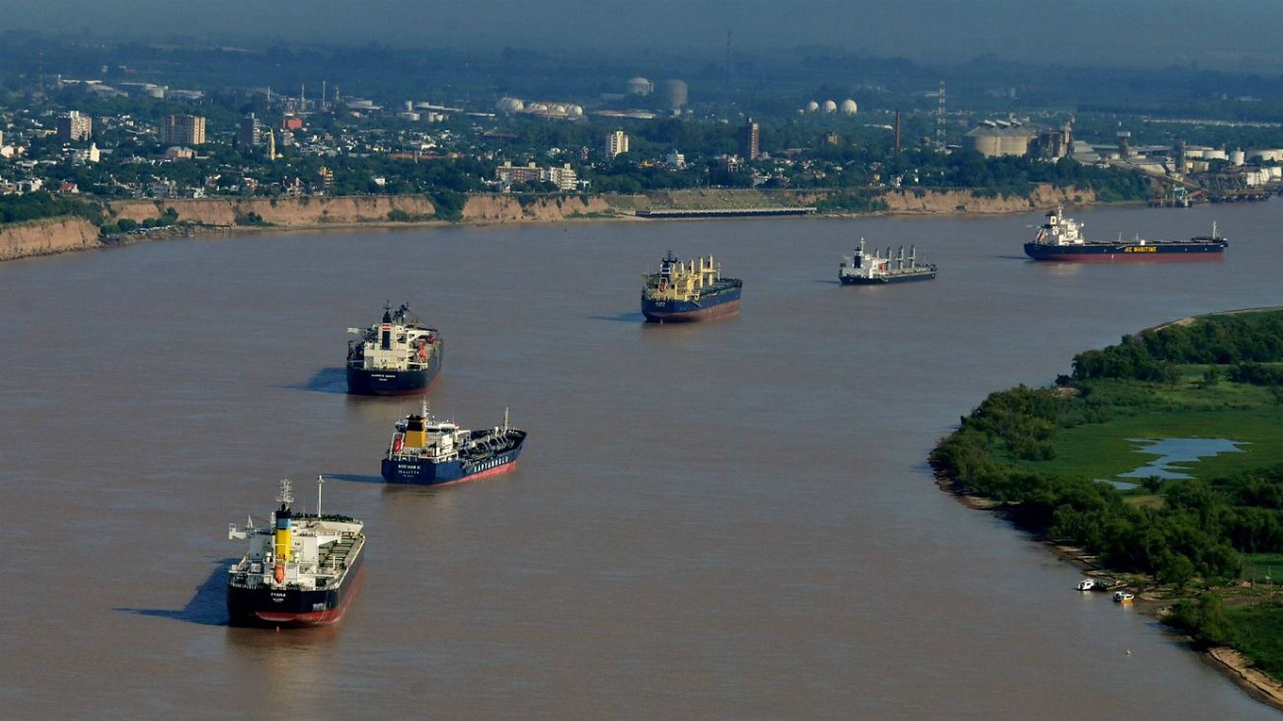 “Hidrovía argentina con buques de carga navegando por el río Paraná