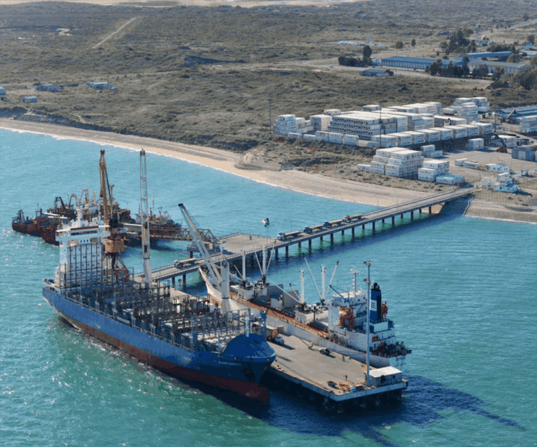 Billion Star descargando tuberías para Argentina FLNG en San Antonio Este