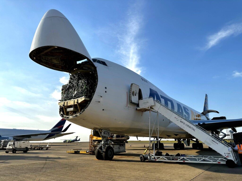 “Boeing 747 carguero en la <strong>logística aérea Bad Bunny</strong> para equipos técnicos