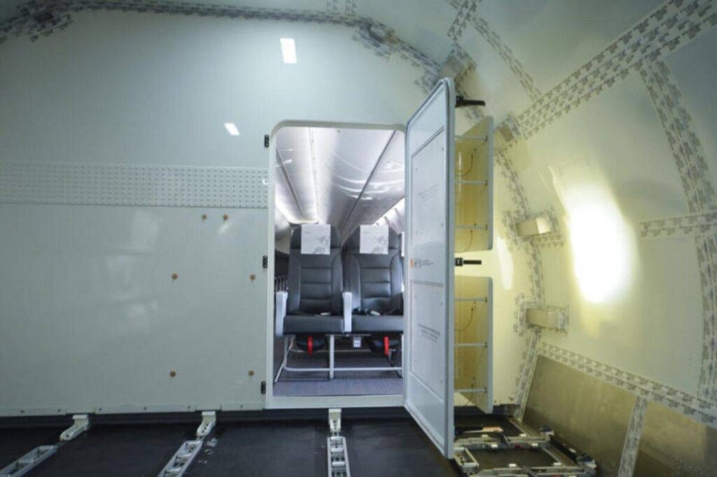 configuración interna del Boeing 737-800 Combi con carga y pasajeros