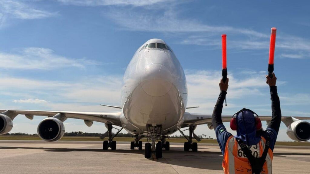 Boeing 747 carguero durante una operación de carga aérea en Sudamérica