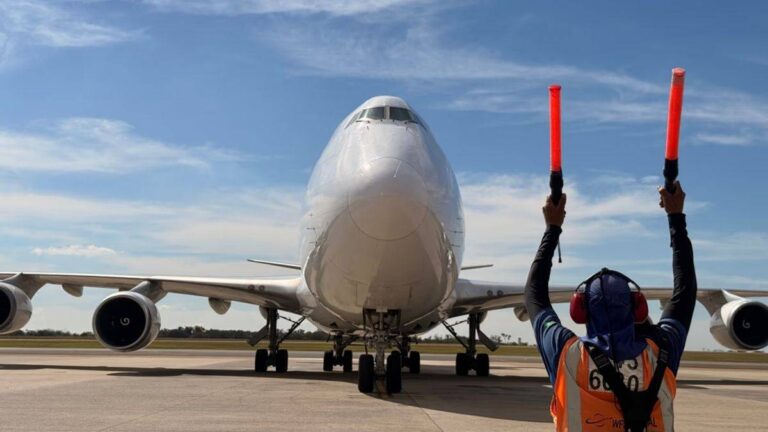Boeing 747 carguero durante una operación de carga aérea en Sudamérica