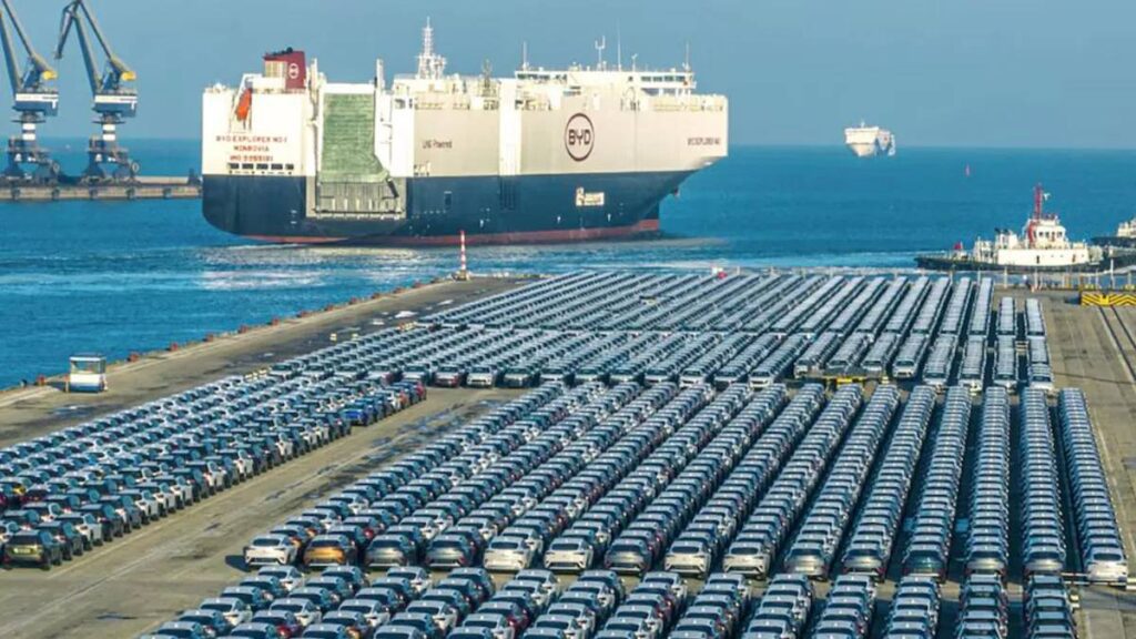Barco BYD Zarate descargando autos en el puerto argentino