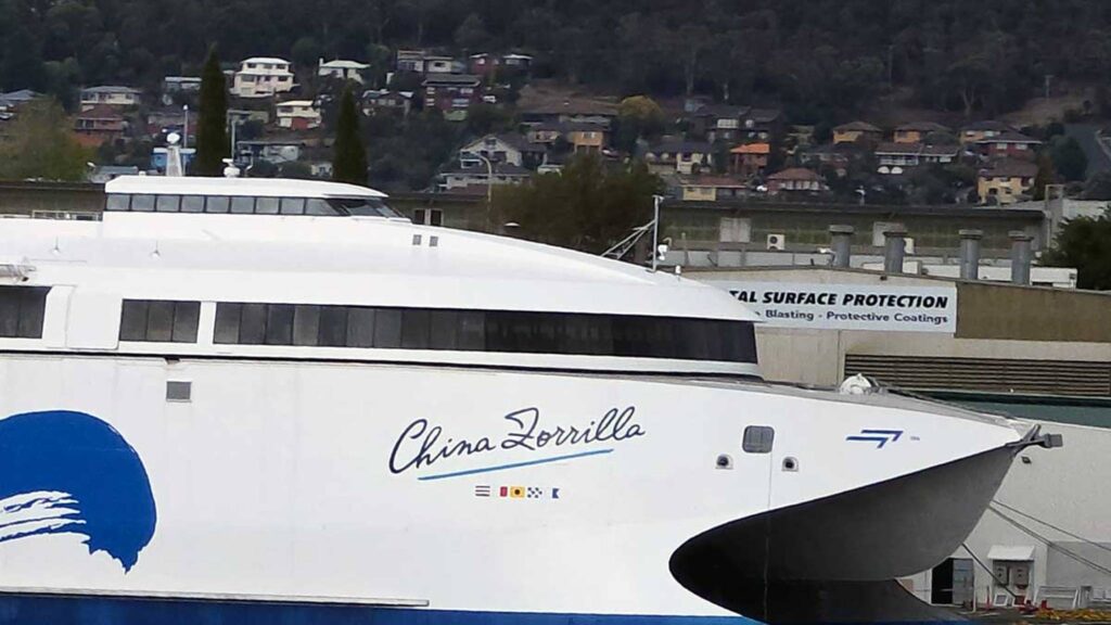 Proa del ferry eléctrico China Zorrilla vista de cerca