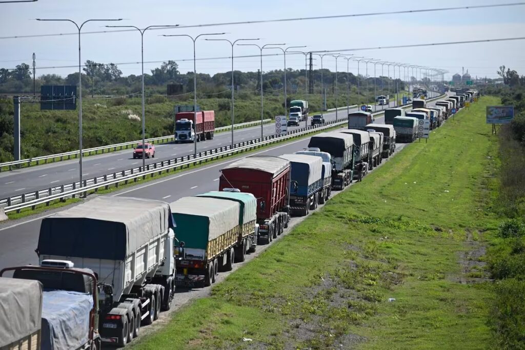El agro liquidó divisas en abril con mayor movimiento de camiones hacia puertos argentinos