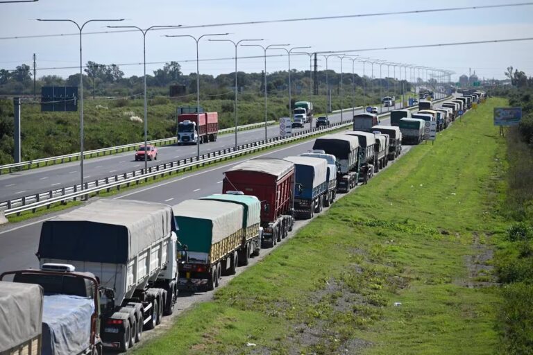 El agro liquidó divisas en abril con mayor movimiento de camiones hacia puertos argentinos