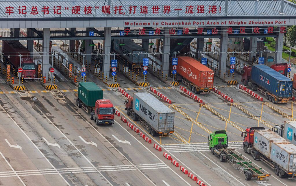 Movimiento de contenedores en Ningbo-Zhoushan, China.