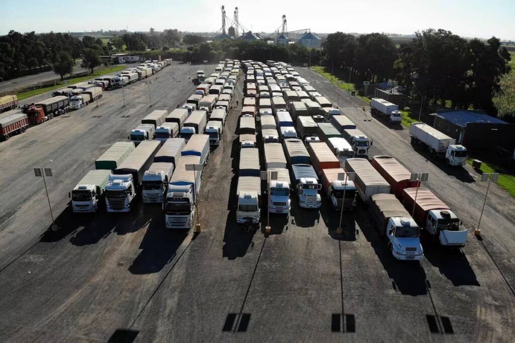 récord logístico en Rosario con camiones de granos en el polo agroexportador