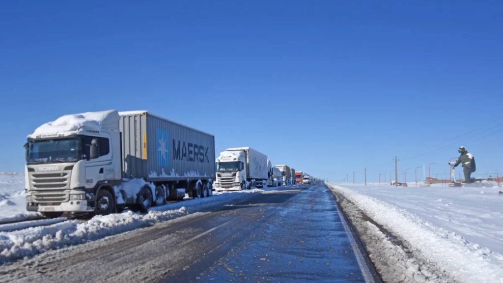 Camiones varados en Pino Hachado por nieve y hielo