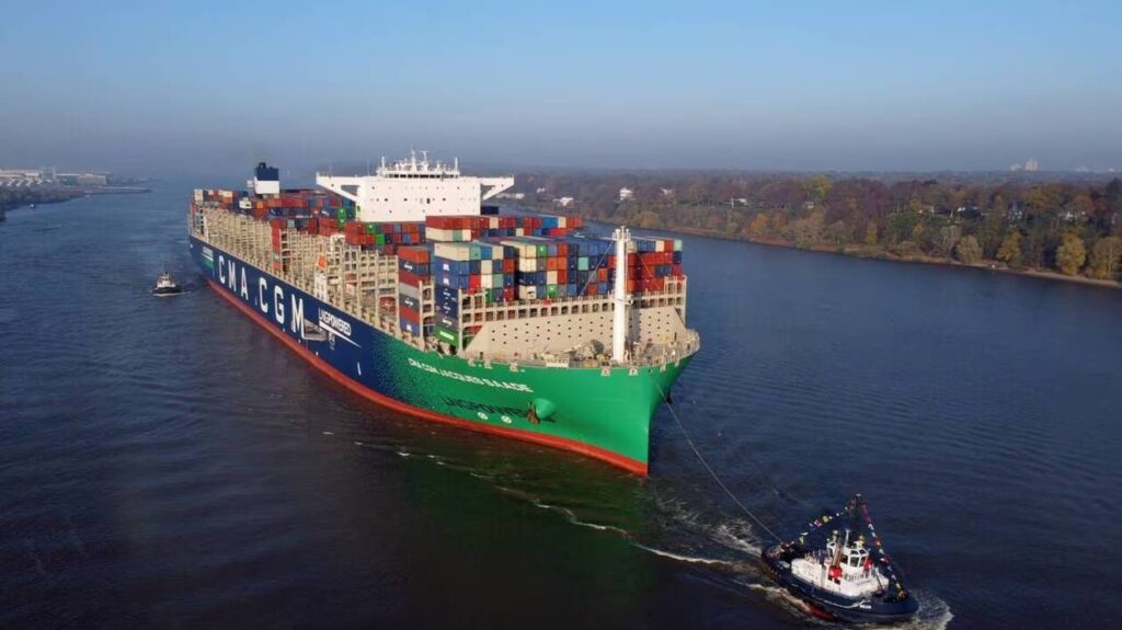Buques de CMA CGM cruzando el Canal de Suez tras dos años de desvíos