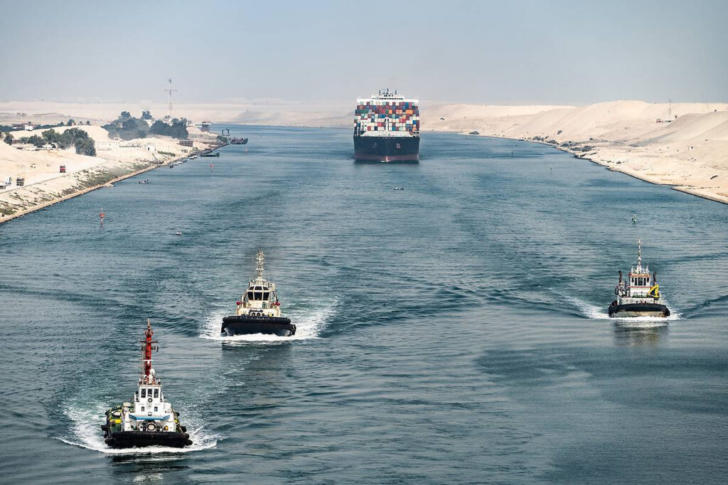 Canal de Suez con un buque portacontenedores de una naviera internacional.