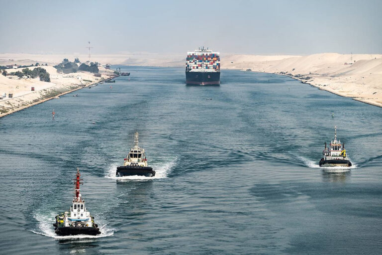 Canal de Suez con un buque portacontenedores de una naviera internacional.