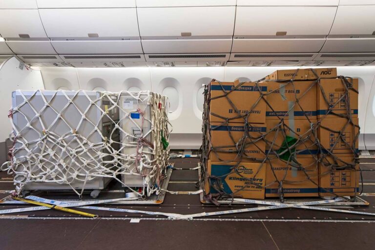 Carga aérea global con pallets ingresando a un avión