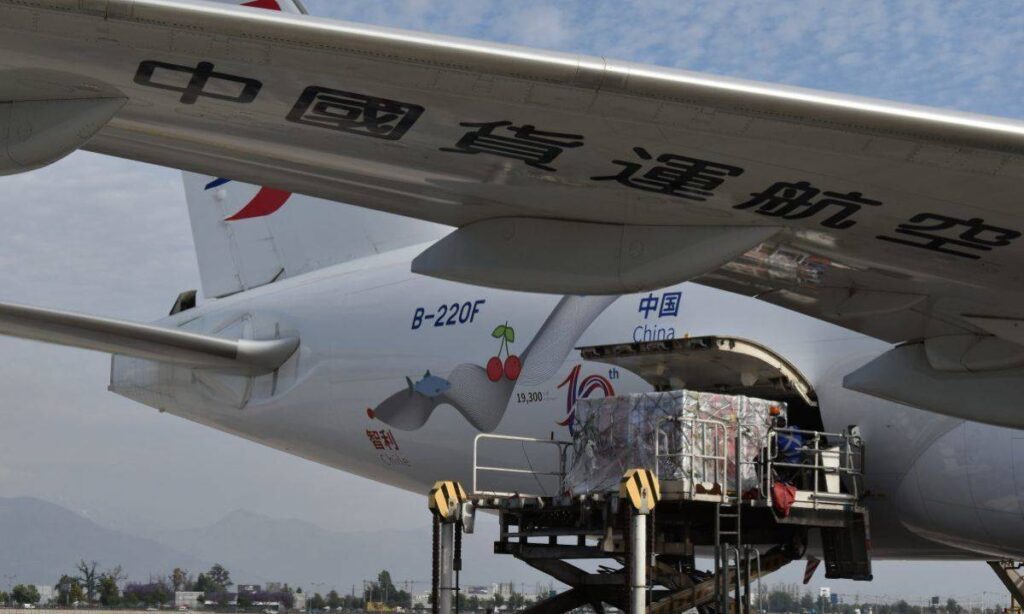 carga aérea lista para embarcar en vuelo directo Shanghái–Buenos Aires.