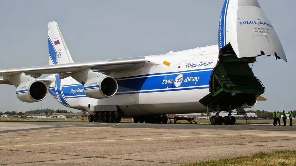Sistema frontal de carga del Antonov An-124 Ruslan