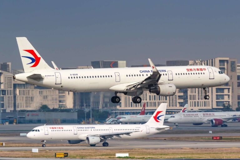 Avión despegando en Ezeiza con vuelo directo Shanghái–Buenos Aires